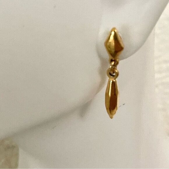 Small dainty gold tone drop post earrings - Picture 2 of 7